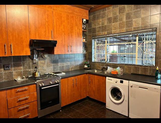 3 BEDROOM HOUSE FOR SALE IN FLORENTIA